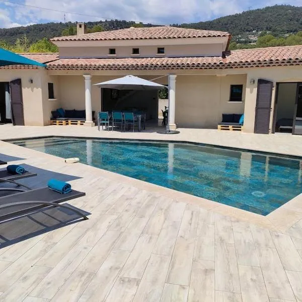 MAGNIFIQUE VILLA MODERNE ENTRE MER ET MONTAGNE，位于Le Tignet的酒店