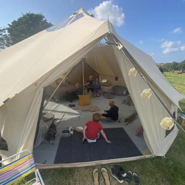 Bell Tents at Llanfair Hall, готель у місті Llanfairpwllgwyngyll