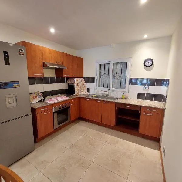 OTAKS1 Waterside stunning 4b villa 80 metres from the beach with all amenities nearby & a large pool, hotel in Grand Baie