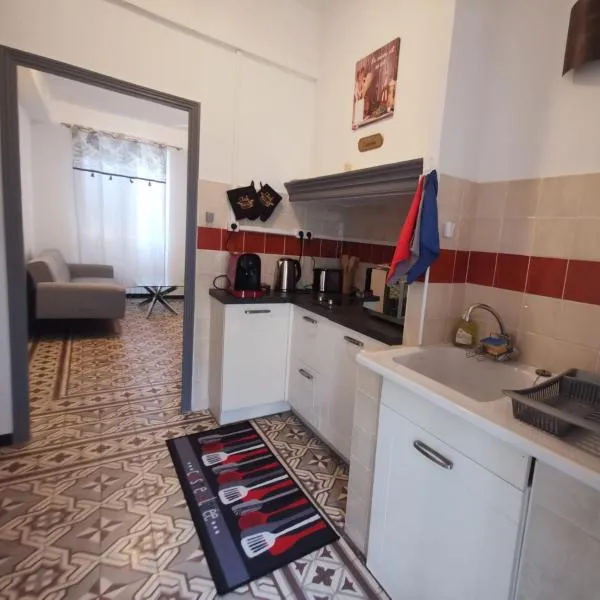 Petit appart entier au cœur des REMPARTS - Netfix et connection fibre gratuits, hotel in Carpentras