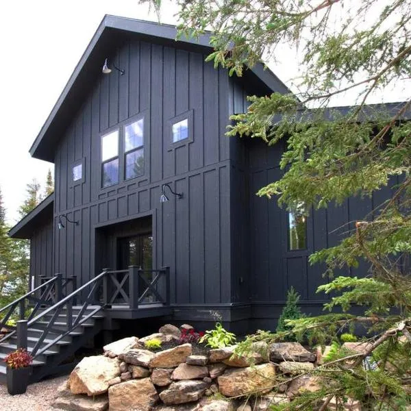 NEW Rustic Modern Cabin at Lutsen Mountains, hotel in Schroeder