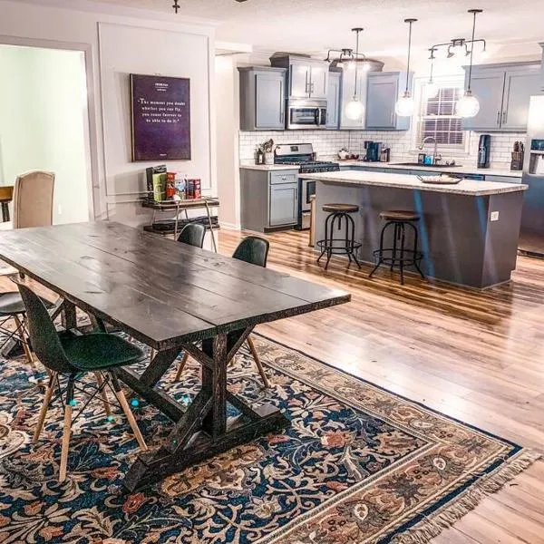 Beautiful 3-bedroom home next to Ft Bragg, hotel in Fayetteville