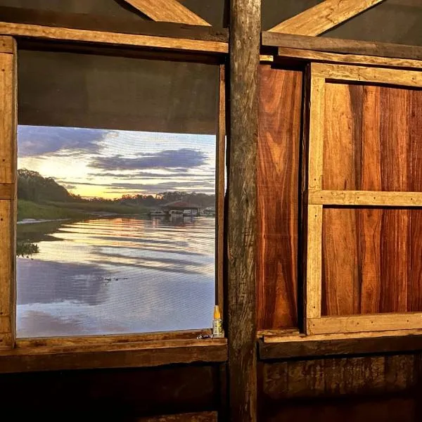 Cabaña Flotante Kurupira, hotel in Leticia