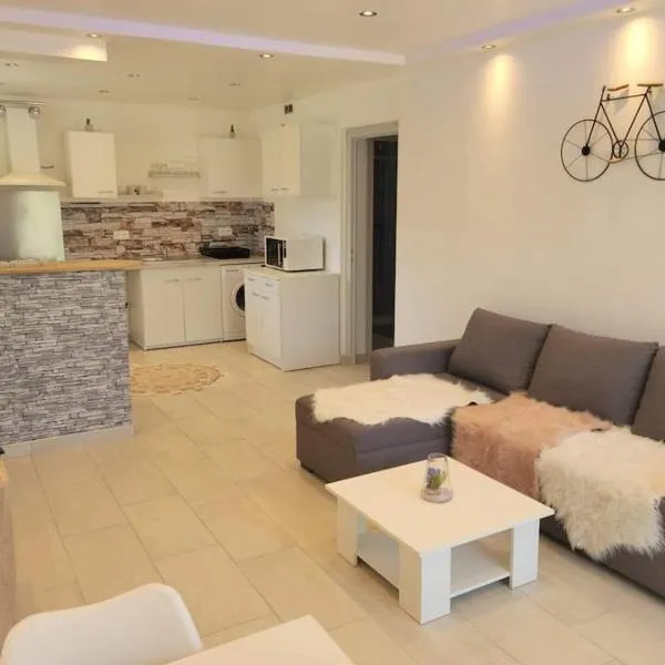 Superbe appartement, hotel in Saint-Hilaire-du-Rosier