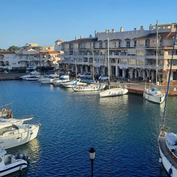 Moderno apto con vistas al puerto, aire acondicionado,wifi,piscina,fácil aparcamiento, hotel a Almerimar