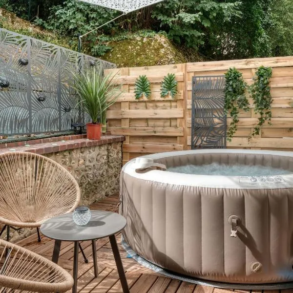 Superbe 2 pièces avec Jacuzzi privatif face Gare Proche Cathédrale, hotel in Chartres