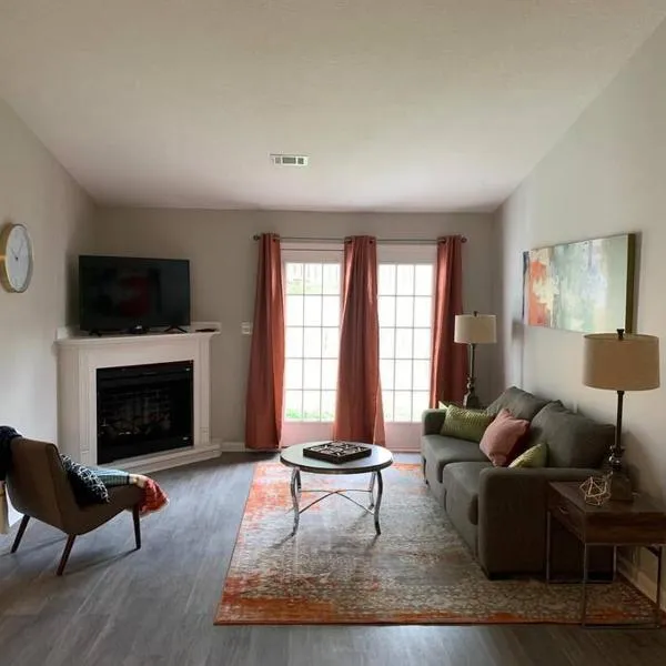 Comfy, Stylish Townhome Near I-20!, hotel v destinaci Augusta