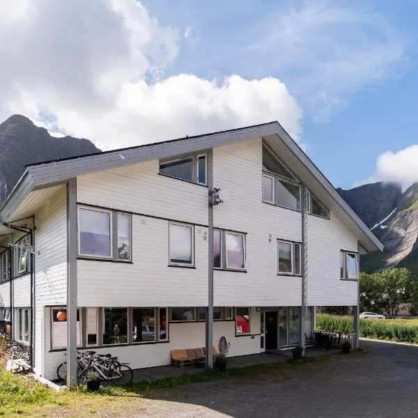 Reine Basecamp - Apartments & Rooms, hotel v destinaci Reine