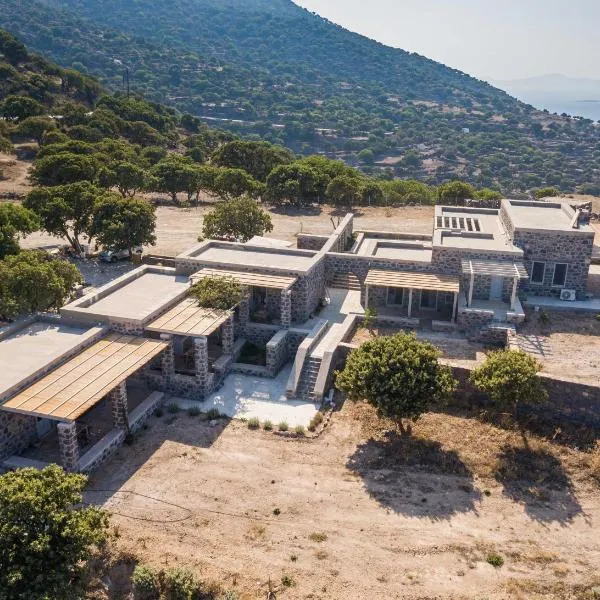 Pavlaina Complex of Traditional Residences in Nisyros. Enjoy the garden and the Sea View, hotel in Emporeiós