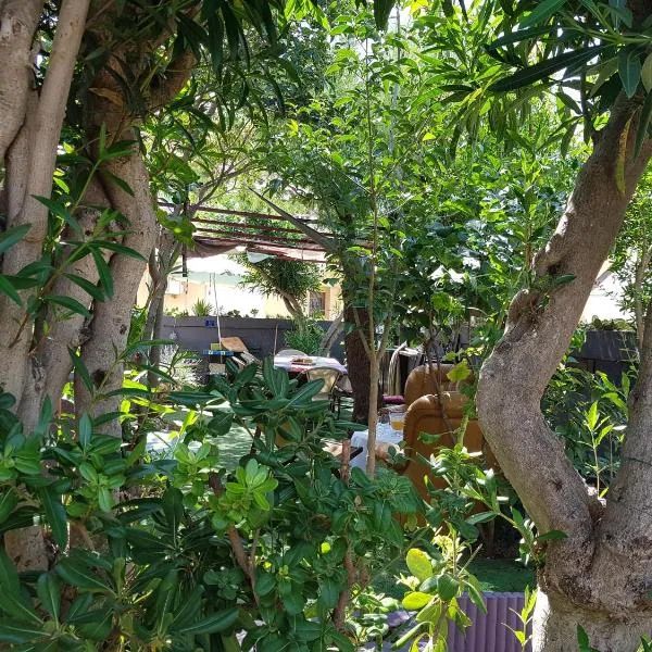 Maison Fi côté nature et relax, mer et centres à 2 pas, 3 chambres triples et privées, parties communes , jardin arboré, tonnelles, barbecue, hotel v destinaci Valras-Plage