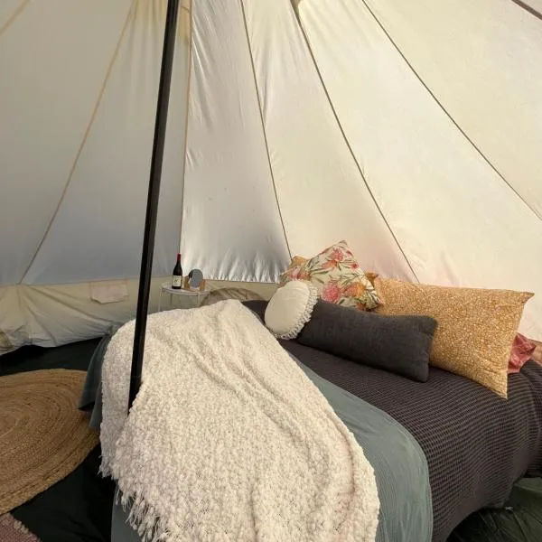 Cosy Glamping Tent 3, hotel in Mount Cole