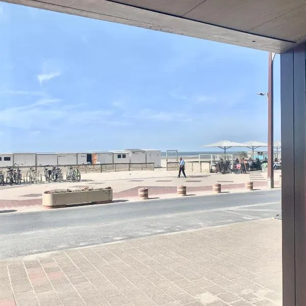 BEACH apartment met directe toegang tot het STRAND !, hotel in Knokke-Heist