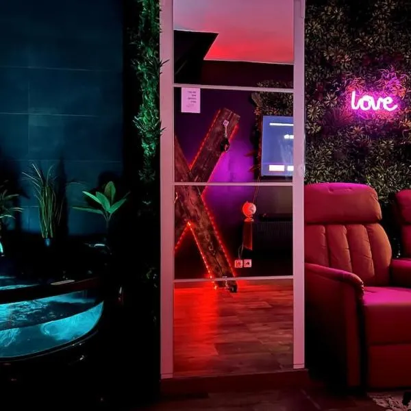 Red love-room / Balnéo & plus !, hotel in Souppes-sur-Loing