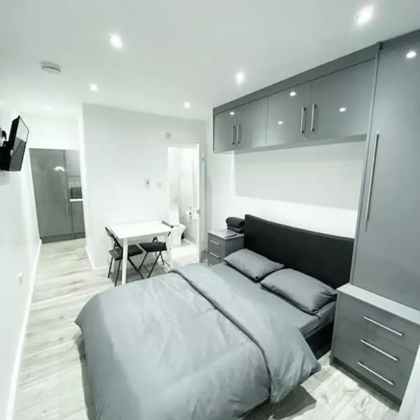Johal Accommodation Ltd- NEC 1 bedroom studio apartment with free parking, hotel in Sheldon