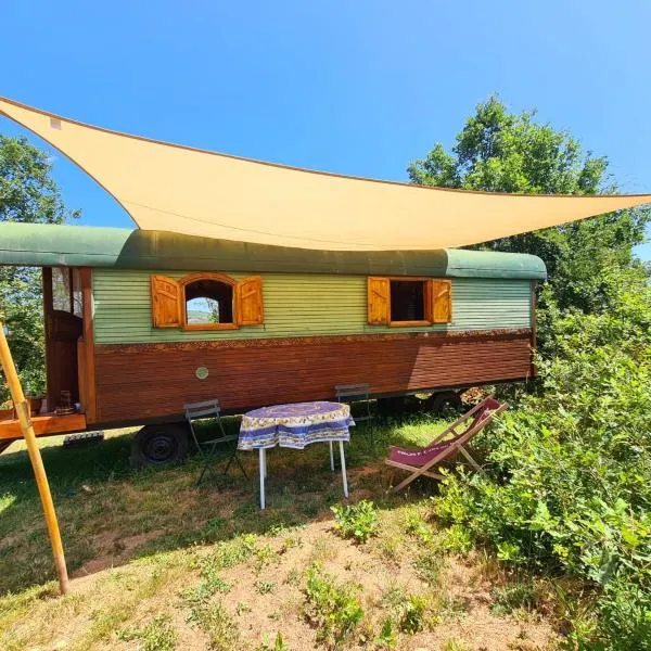 La Roulotte du Coustal, Cajarc, Lot, hotel in Salvagnac-Cajarc