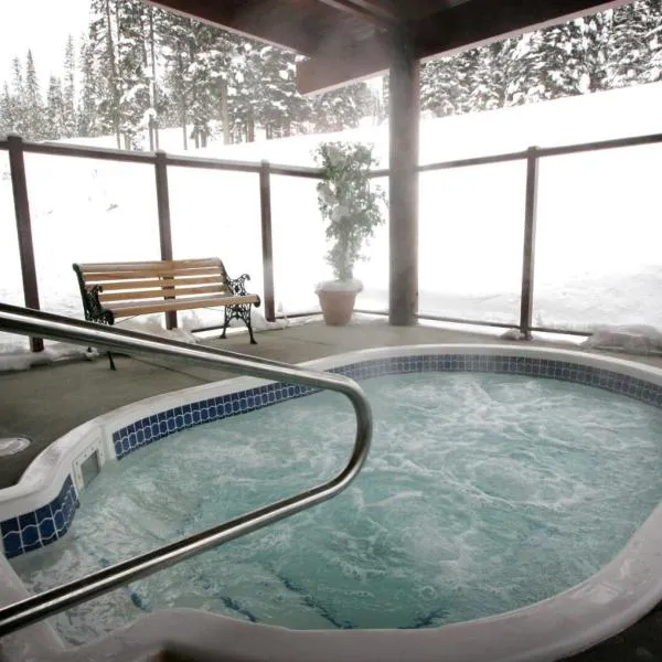 Cahilty Hotel & Suites, hotell i Sun Peaks