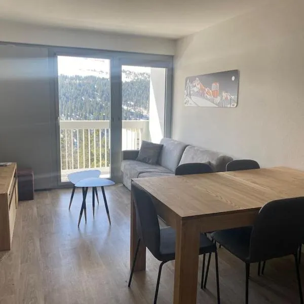 Appart 6 personnes, balcon plein sud, hotel in Flaine