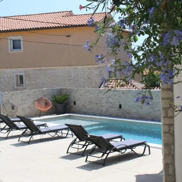 Apartments Mia with pool near Medulin, hotel v destinácii Ližnjan