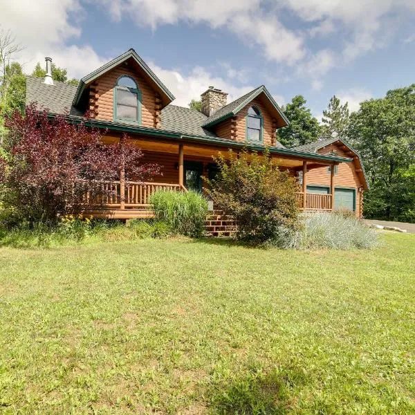 Stellar Wilmington House on 20 Wooded ADK Acres!、Au Sable Forksのホテル