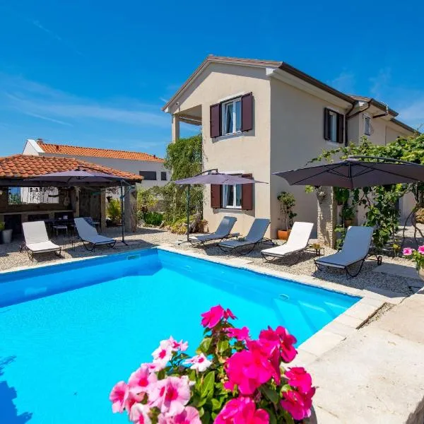 Apartments Bugenvila Brzac, hotel v destinácii Brzac