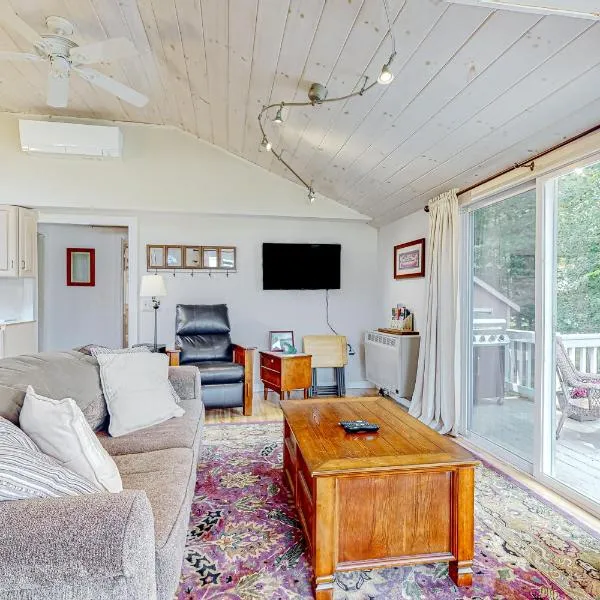 Crystal Lake Cottage, hotel in Alton Bay
