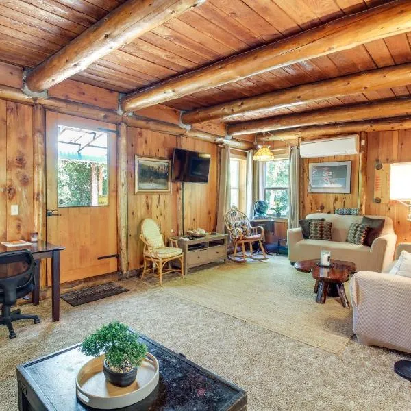 Hike to the Coast! Log Cabin on 5 Acres in Bandon: Bandon şehrinde bir otel