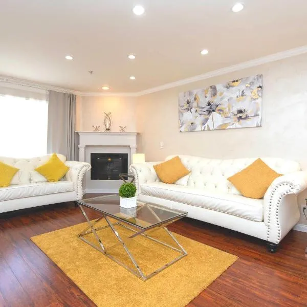 Spacious 2BR/2.5BA + Game Room, hotel in Glendale