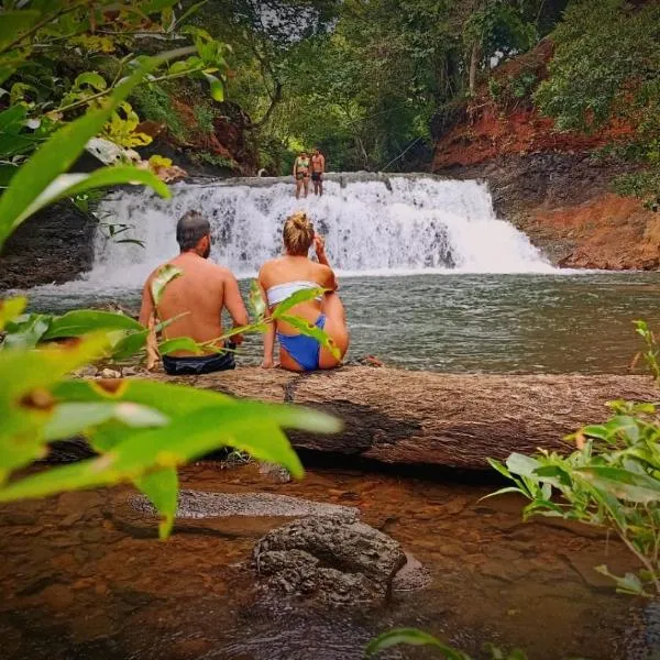 Waterfall Hostel, hotell i San Carlos