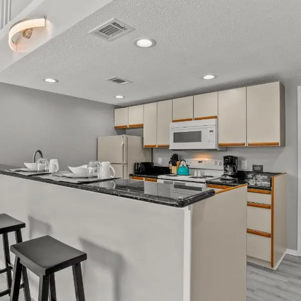 NEW King with Loft Beach Near Gulf, hotel en Gulfport