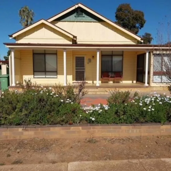 Stay @ Ray's, hotel in West Wyalong