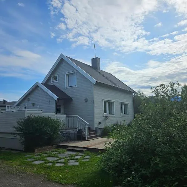 Trivelig hus sentralt på Storslett, hotel en Hamneide