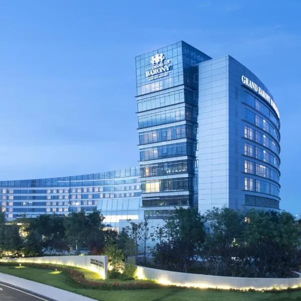 Grand Barony Qingdao Airport Hotel, hotel in Madian