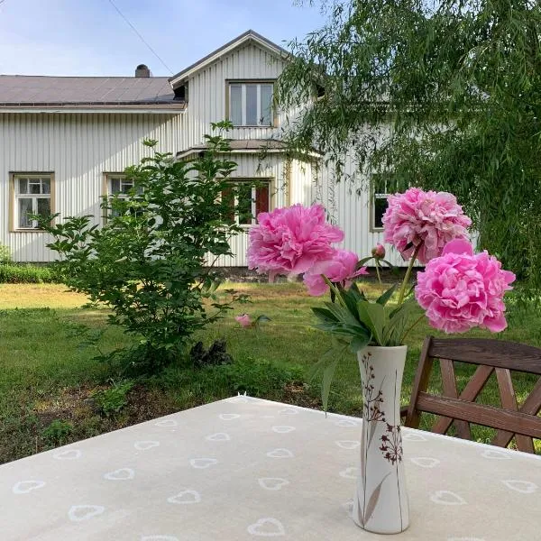Uppleva att bo på en gammal gård, отель в городе Sandö