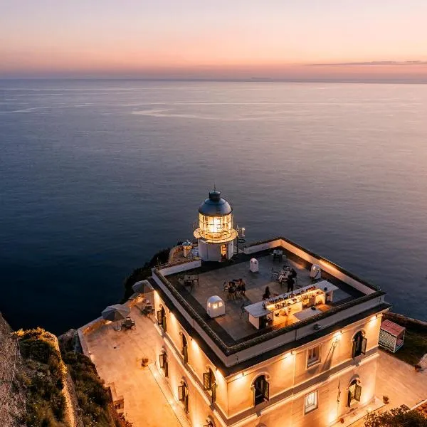 Faro Punta Imperatore, hotel v Ischii