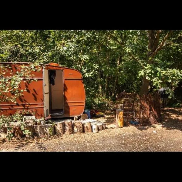 little vintage caravan with cosy log burner, hotel v destinaci Canterbury