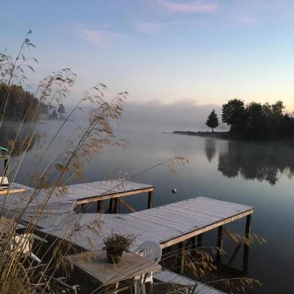 Lakefront retreat house, hotel in Enumclaw