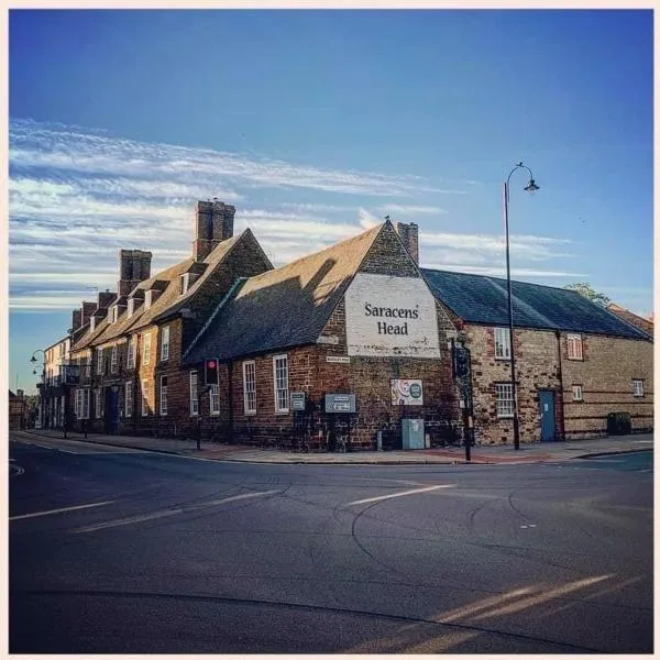 Saracens Head Hotel by Greene King Inns、トウスターのホテル