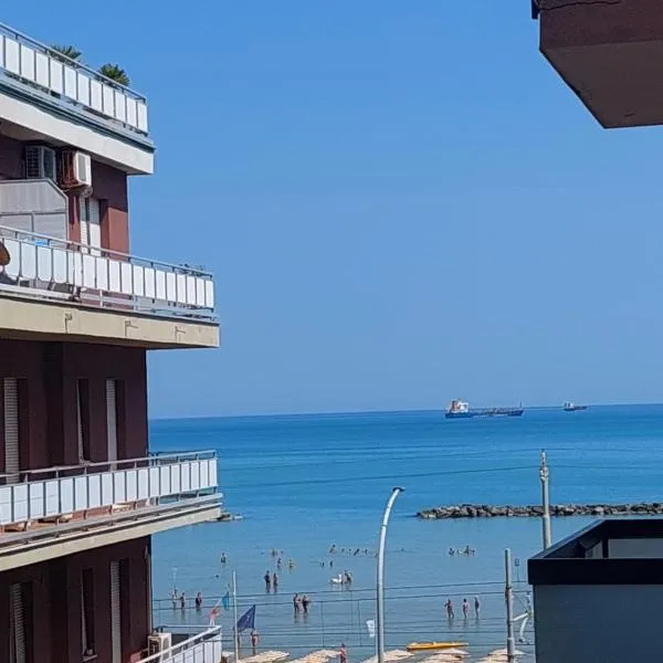 appartamento fronte mare, hotel en Falconara Marittima