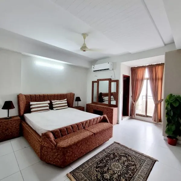 Three Bed Attached Bath Netflix Wifi Smart TV Parking WFH Desk Near Airport, hotel in Islamabad