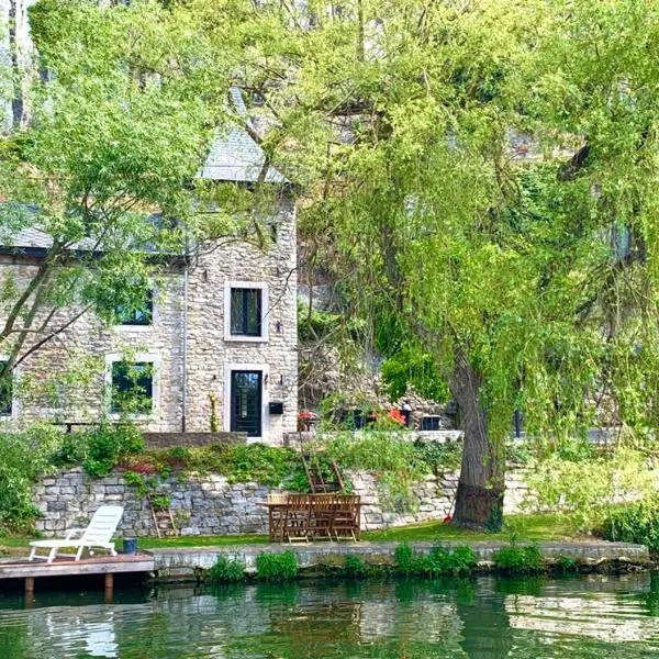 Pieds dans l'eau Private Wellness Bordure de Meuse, hôtel à Lustin