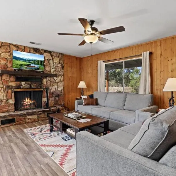 Newly Remodeled Pet Friendly Strawberry Cabin, hotell sihtkohas Pine