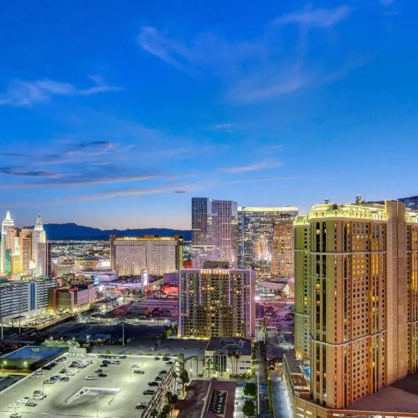 MGM Signature-30-705 F1 Track & Strip View Balcony, hotel en Las Vegas