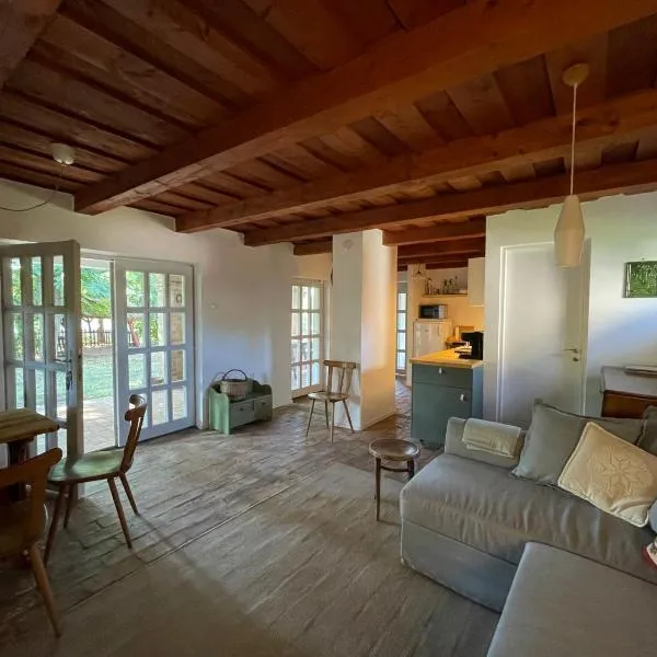 Chez Sári, hotel u gradu Sarud