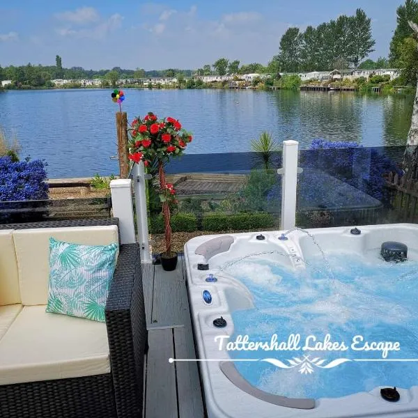 Meridian Tattershall Lakes Escape - Lakeside lodge caravan with a fishing peg LUXURY HOT TUB, hotel en Tattershall