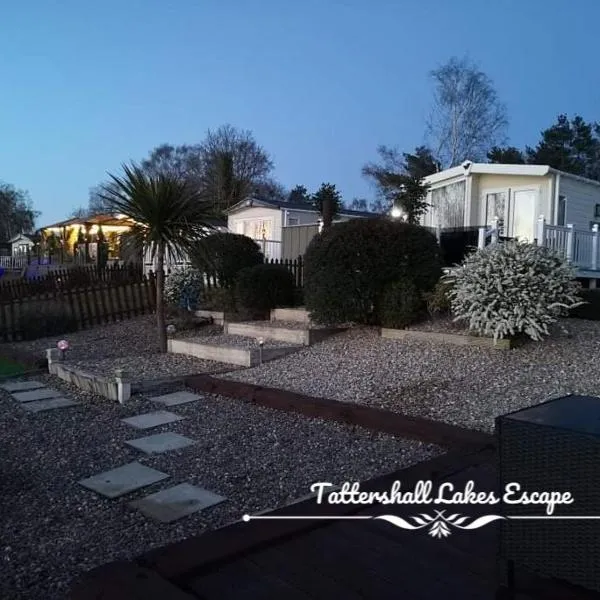 Meridian Tattershall Lakes Escape - Lakeside lodge caravan with a fishing peg LUXURY HOT TUB, hotel in Tattershall