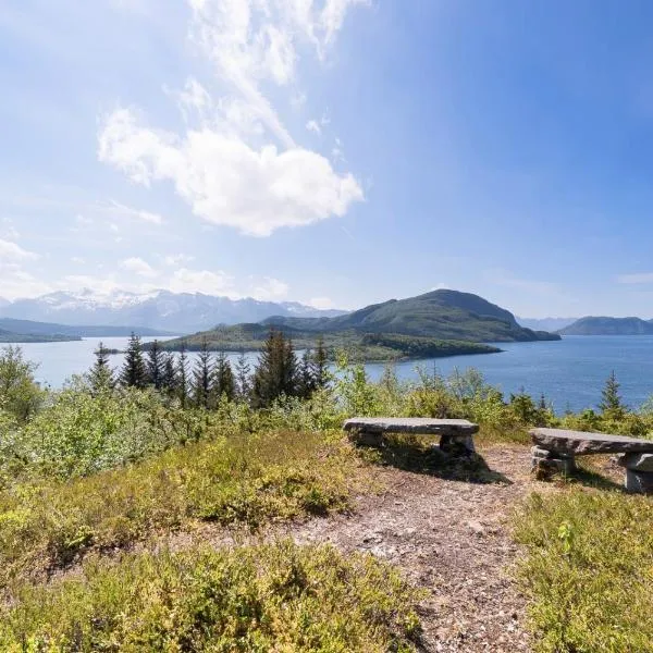 Koselig og usjenert hytte med fantastisk utsikt og solforhold, hotel v destinaci Gjerset