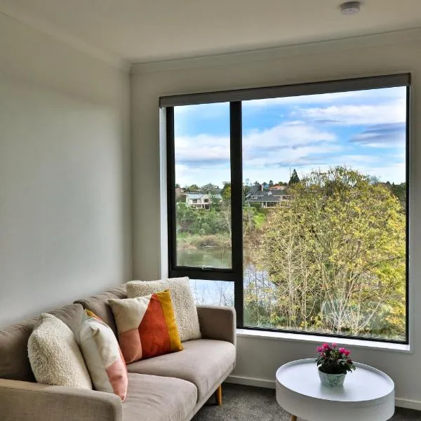 Amazing the Waikato River-View Brand New Villa with 4 bedrooms, hotel in Hamilton