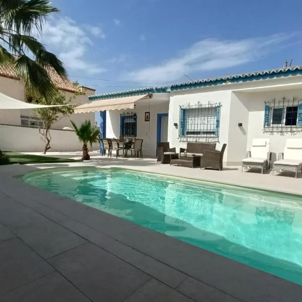 Stunning Villa in Aguadulce, Almería Private Pool 400 sqm area 800m Beach, hotel v destinácii Aguadulce
