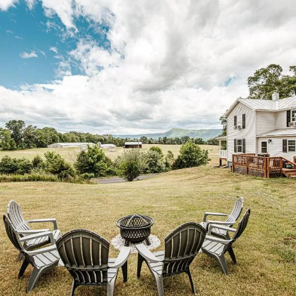 Mountain View Farmhouse in Luray, Family Friendly, hotel in Luray