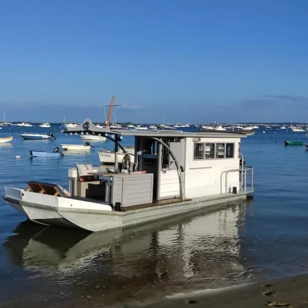 Bateau logement nuit Insolite Astragale, hotel in Lège-Cap-Ferret